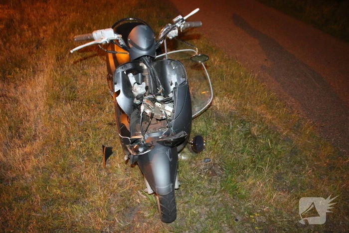 Twee gewonden na aanrijding met paal