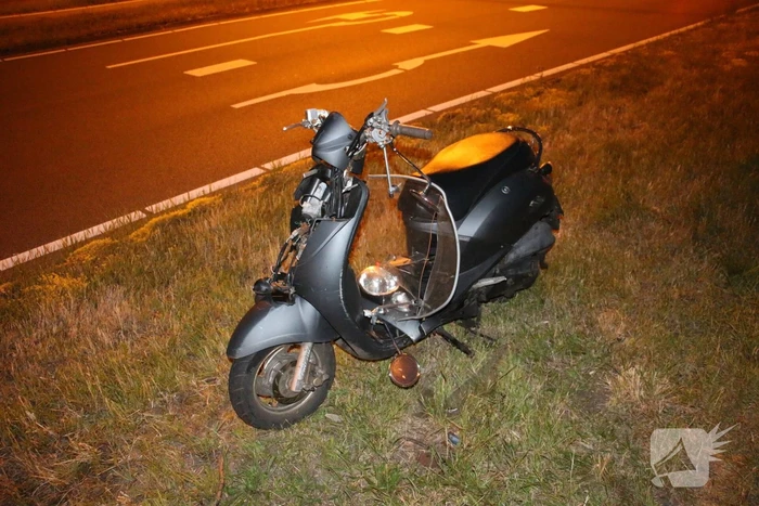 Twee gewonden na aanrijding met paal