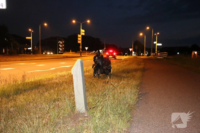 Twee gewonden na aanrijding met paal