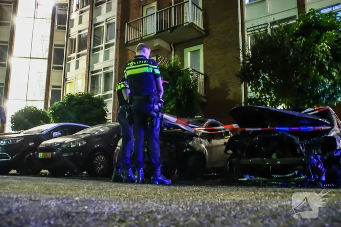 Twee personenauto's branden uit