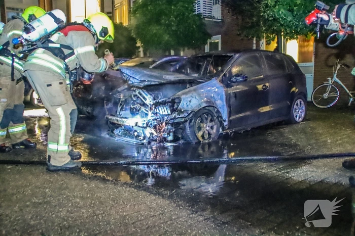 Twee personenauto's branden uit