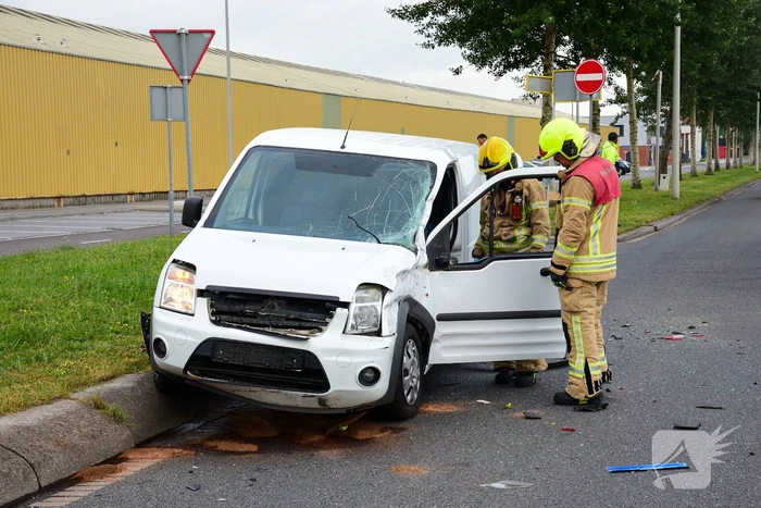 Automobilist gewond bij botsing met vuilniswagen