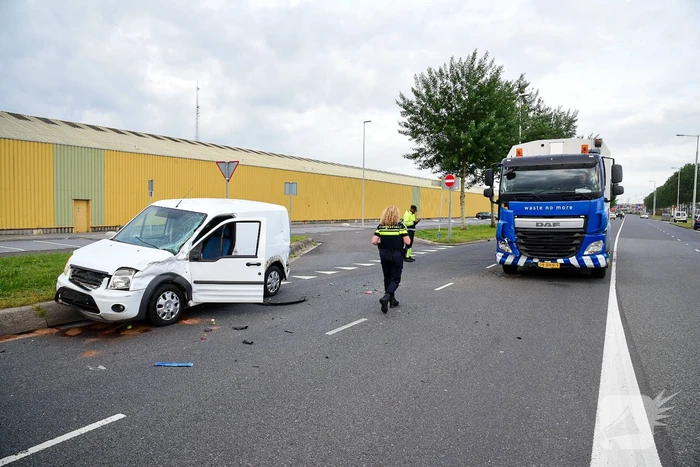Automobilist gewond bij botsing met vuilniswagen