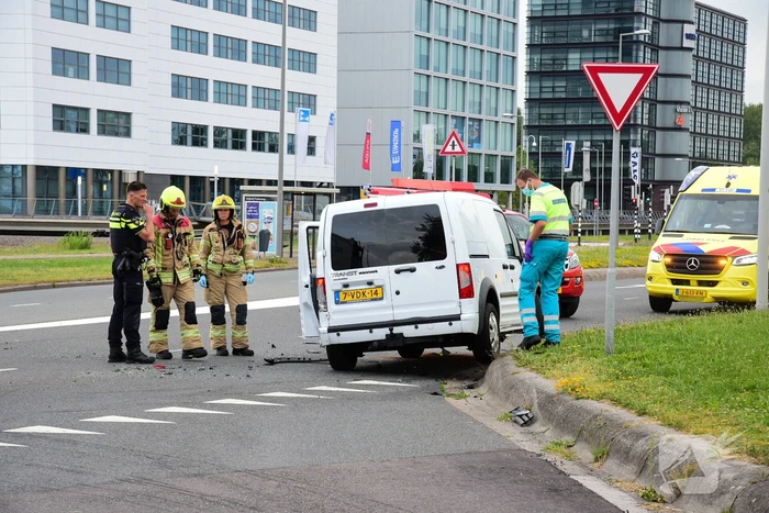 Automobilist gewond bij botsing met vuilniswagen