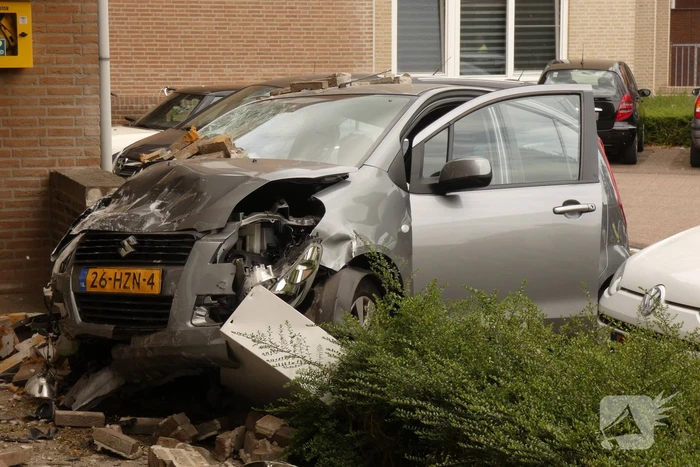 Bestuurder verliest macht over stuur en botst op meerdere voertuigen