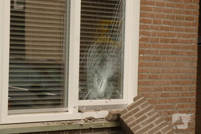 Bestuurder verliest macht over stuur en botst op meerdere voertuigen