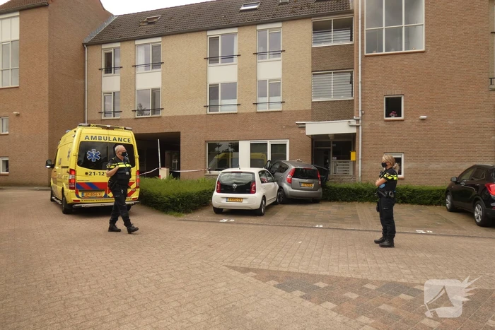 Bestuurder verliest macht over stuur en botst op meerdere voertuigen