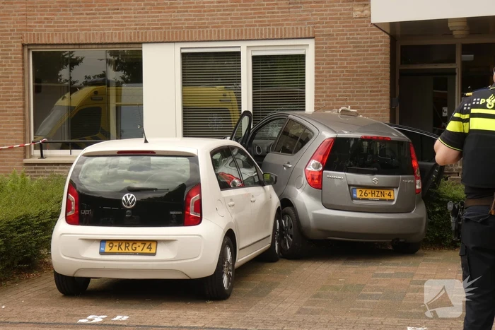 Bestuurder verliest macht over stuur en botst op meerdere voertuigen