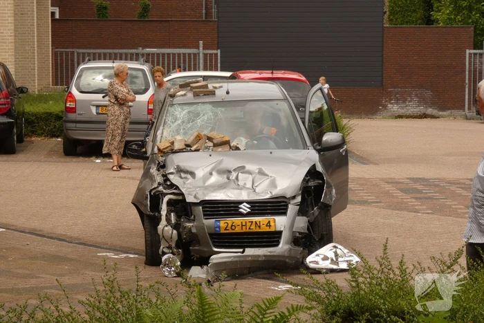 Bestuurder verliest macht over stuur en botst op meerdere voertuigen