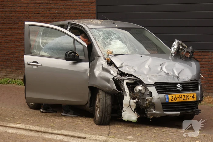 Bestuurder verliest macht over stuur en botst op meerdere voertuigen