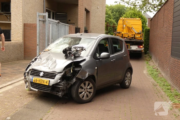 Bestuurder verliest macht over stuur en botst op meerdere voertuigen