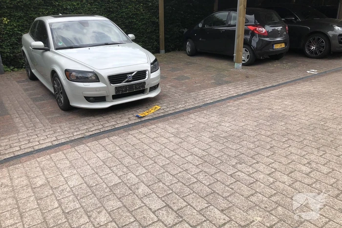 Bestuurder verliest macht over stuur en botst op meerdere voertuigen
