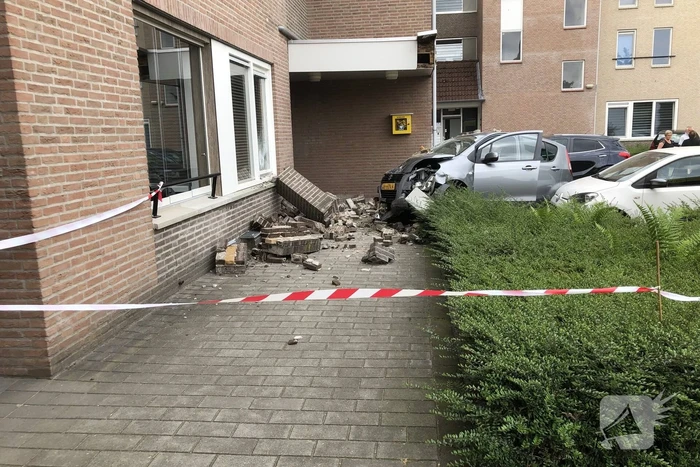 Bestuurder verliest macht over stuur en botst op meerdere voertuigen