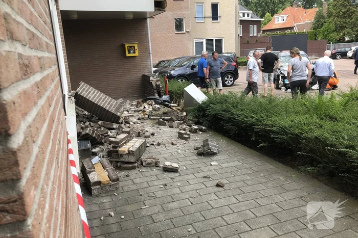 Bestuurder verliest macht over stuur en botst op meerdere voertuigen