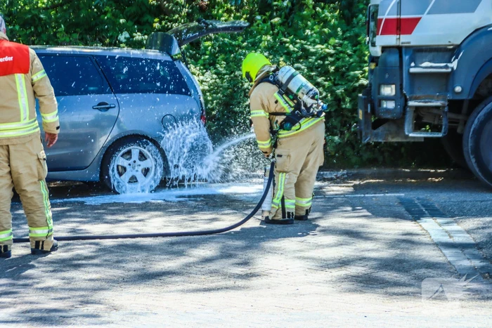 Personenauto lekt LPG bij tankstation
