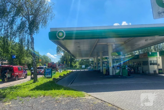 Personenauto lekt LPG bij tankstation