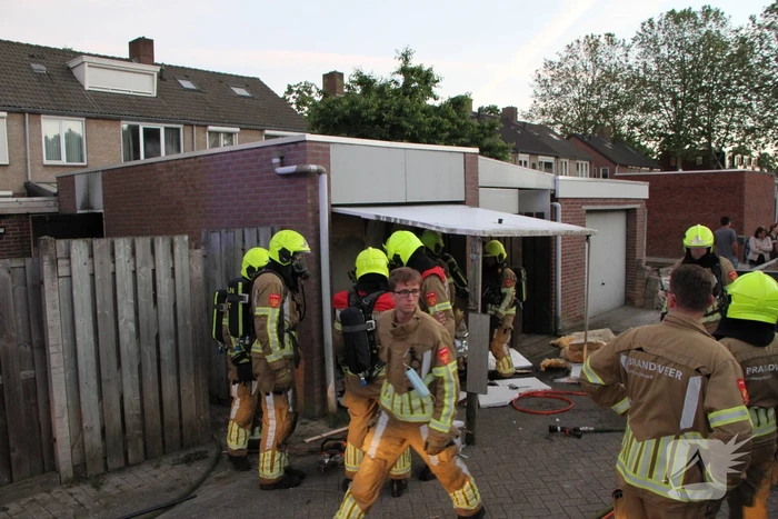 Veel rookontwikkeling bij brand in garagebox