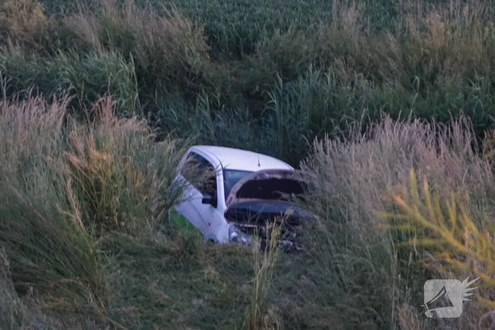 Personenauto met vier inzittende belandt in water