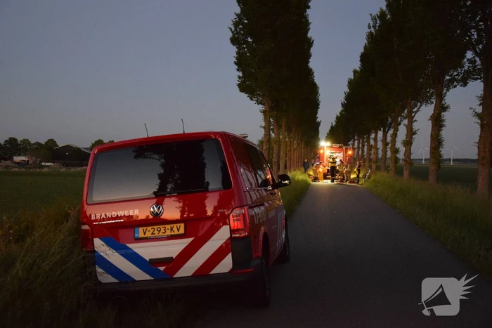Personenauto met vier inzittende belandt in water