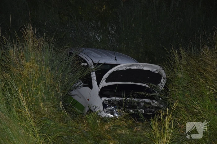 Personenauto met vier inzittende belandt in water