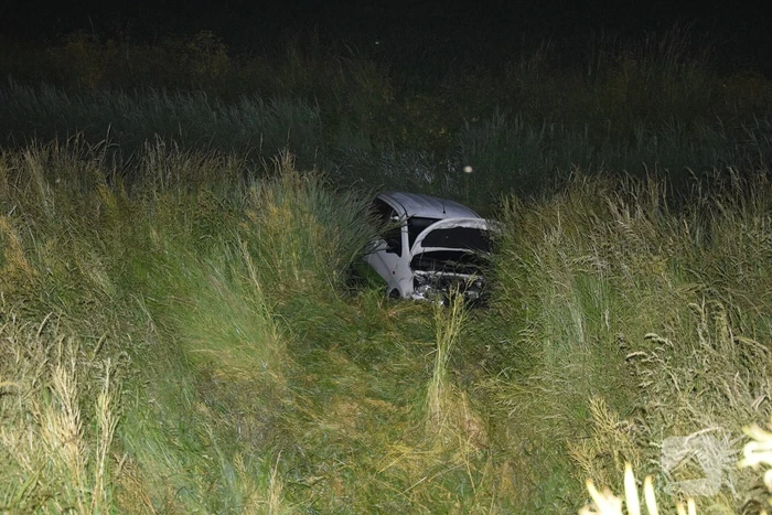 Personenauto met vier inzittende belandt in water