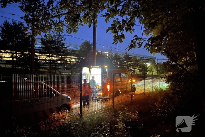 Persoon zwaargewond aangetroffen naast spoor