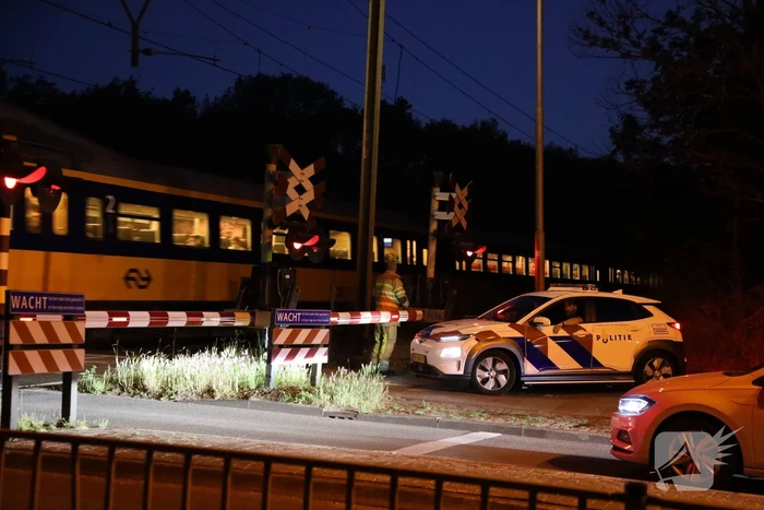 Persoon zwaargewond aangetroffen naast spoor