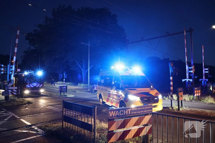 Persoon zwaargewond aangetroffen naast spoor