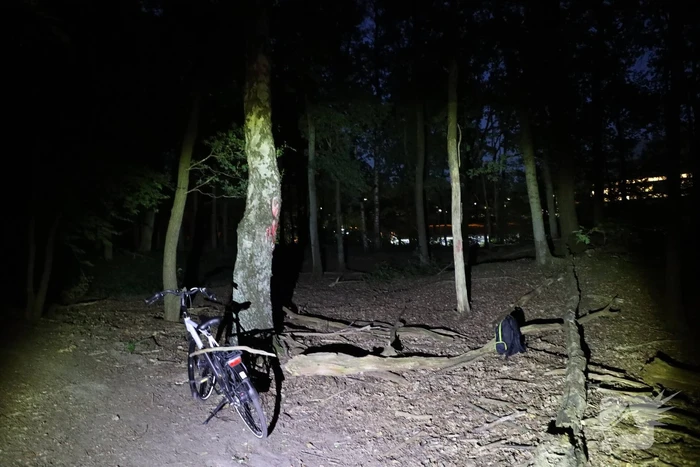 Persoon zwaargewond aangetroffen naast spoor