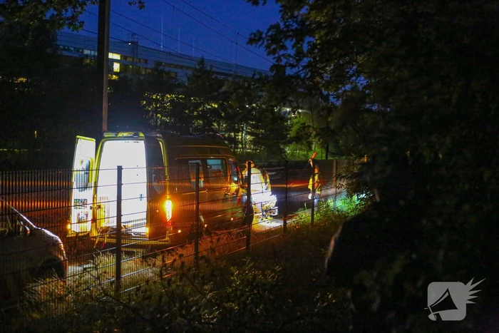 Persoon zwaargewond aangetroffen naast spoor