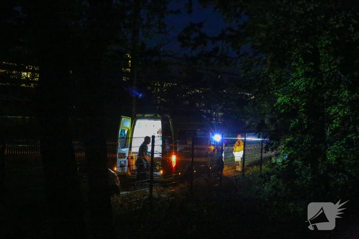 Persoon zwaargewond aangetroffen naast spoor