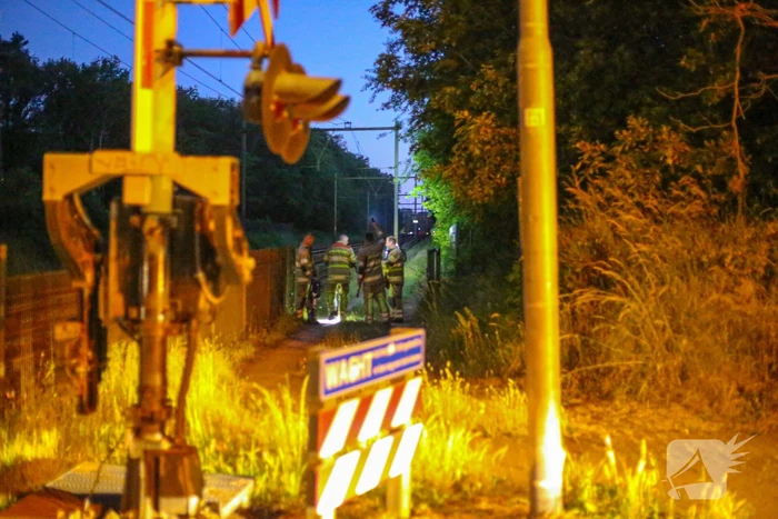 Persoon zwaargewond aangetroffen naast spoor