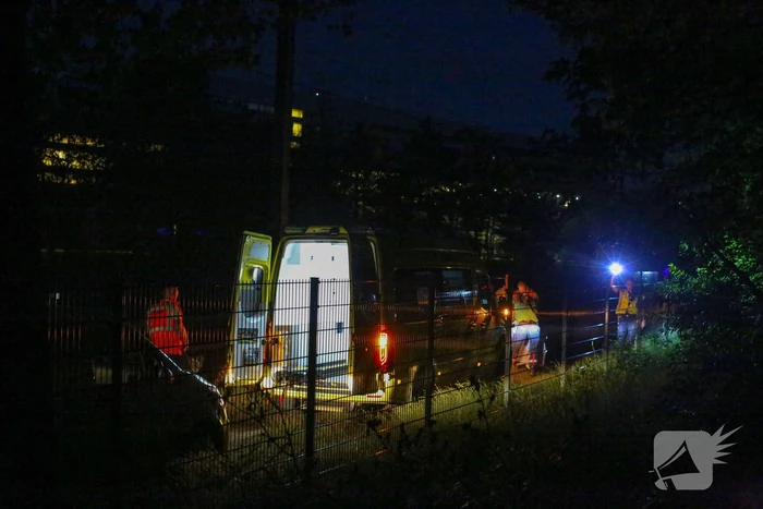 Persoon zwaargewond aangetroffen naast spoor