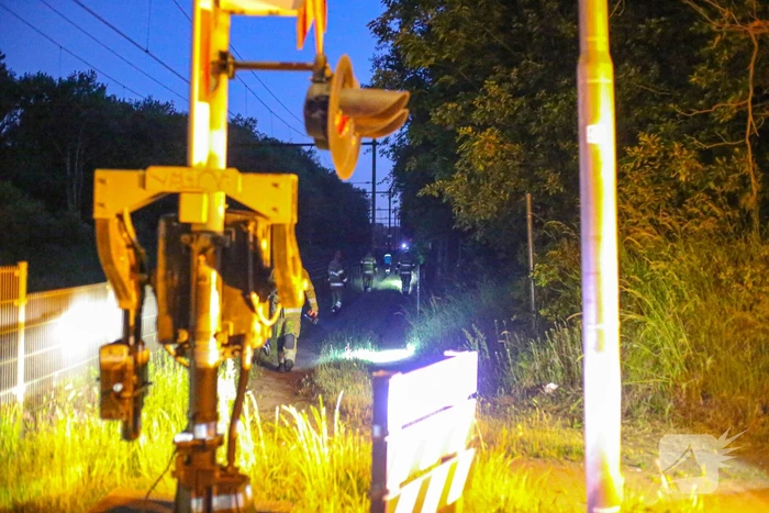 Persoon zwaargewond aangetroffen naast spoor