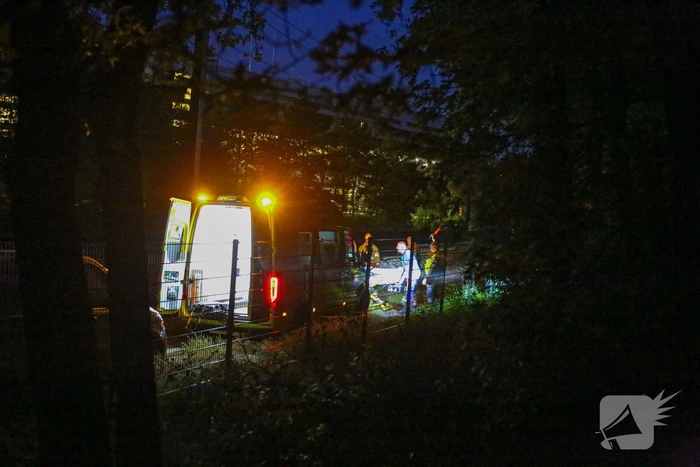 Persoon zwaargewond aangetroffen naast spoor