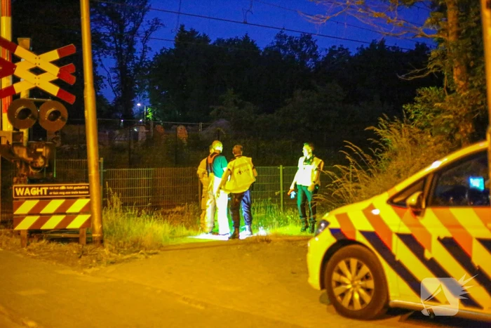 Persoon zwaargewond aangetroffen naast spoor