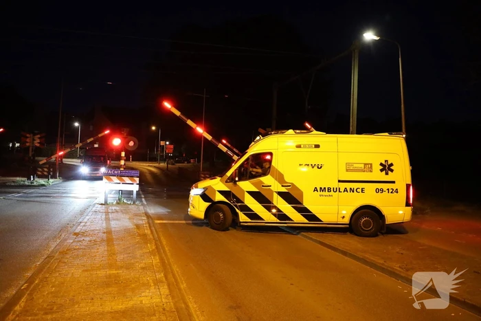 Persoon zwaargewond aangetroffen naast spoor