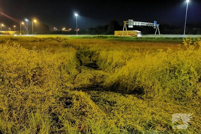 Personenauto belandt in berm bij nemen afrit