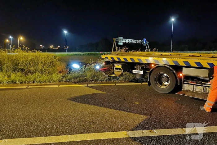 Personenauto belandt in berm bij nemen afrit