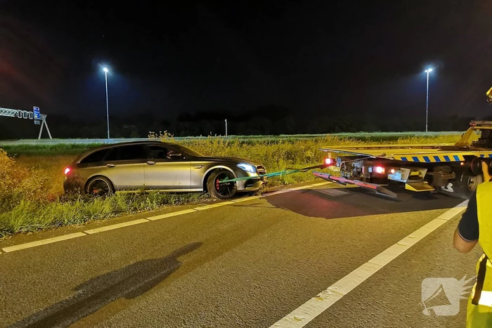 Personenauto belandt in berm bij nemen afrit
