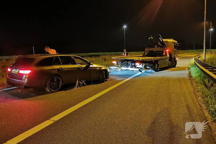 Personenauto belandt in berm bij nemen afrit