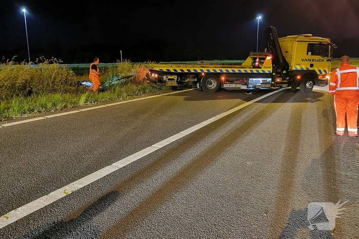 Personenauto belandt in berm bij nemen afrit