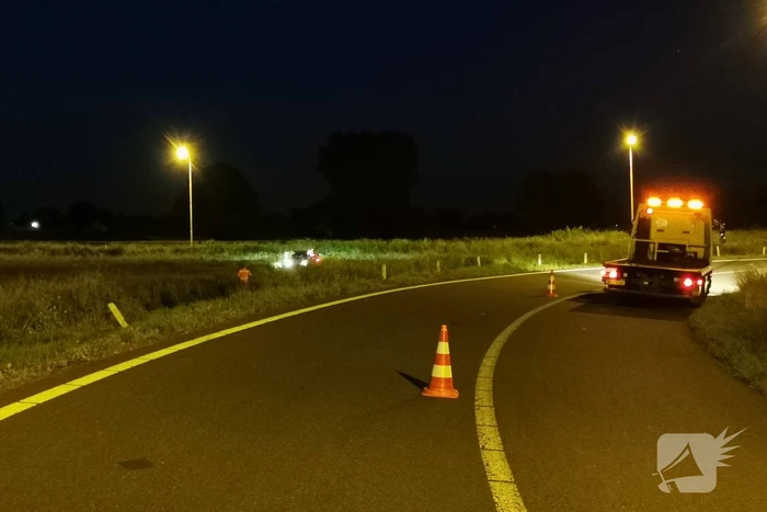 Personenauto belandt in berm bij nemen afrit