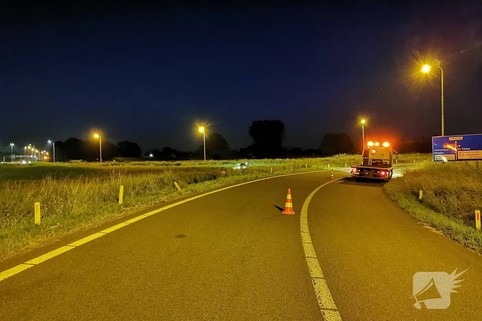 Personenauto belandt in berm bij nemen afrit