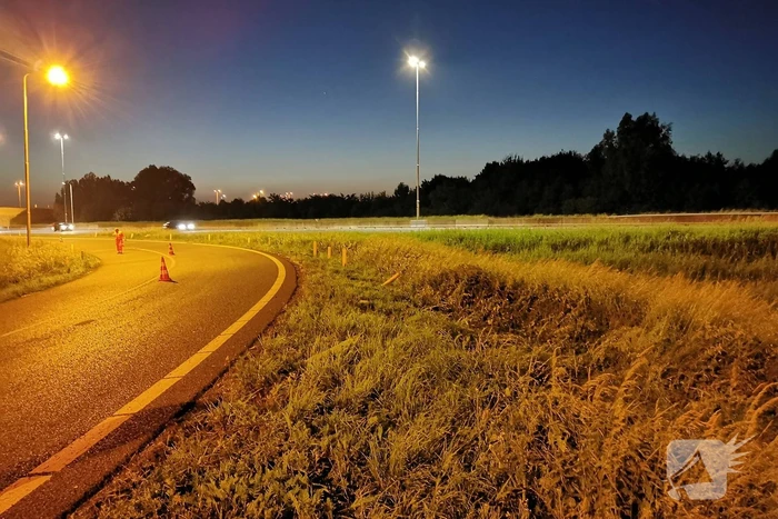 Personenauto belandt in berm bij nemen afrit