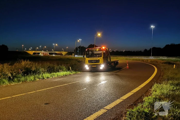Personenauto belandt in berm bij nemen afrit