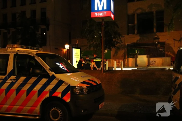 Persoon bekneld tussen metro en perron tijdens het uitstappen