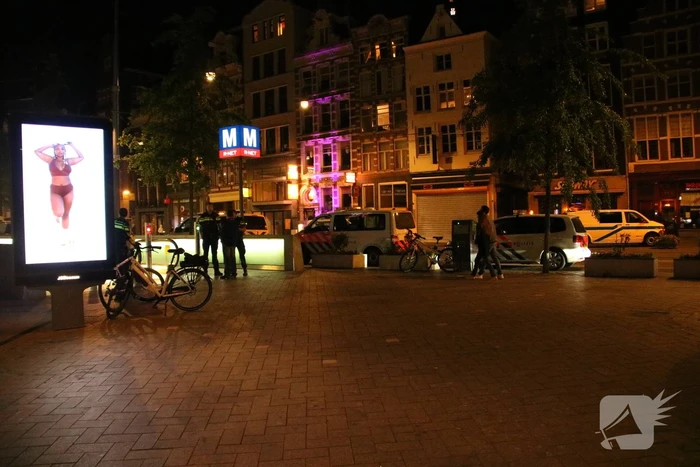 Persoon bekneld tussen metro en perron tijdens het uitstappen