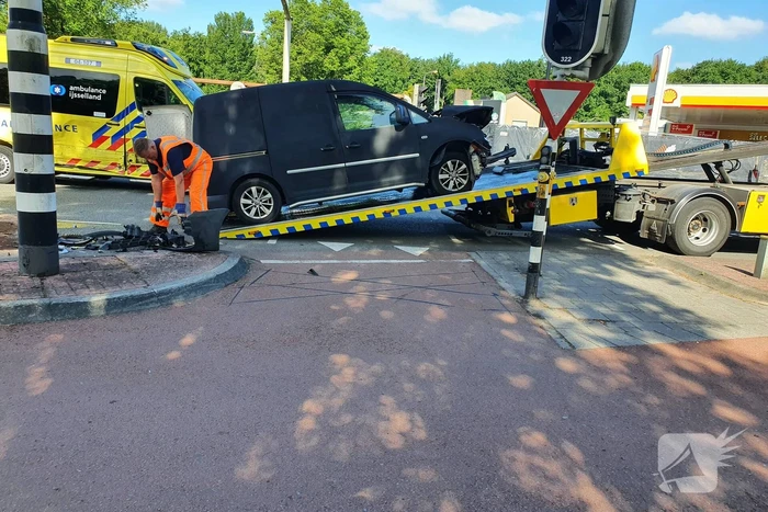 Bestelwagen botst op ambulance