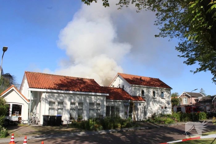 Schuur verwoest door uitslaande brand